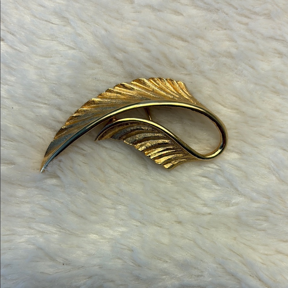 VINTAGE FEATHER BROOCH